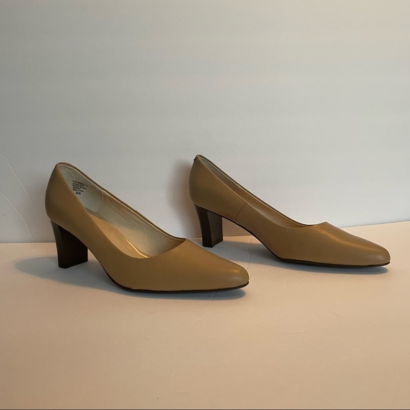 New Jessica London tan heals.  Size 8 1/2M - Picture 4 of 16